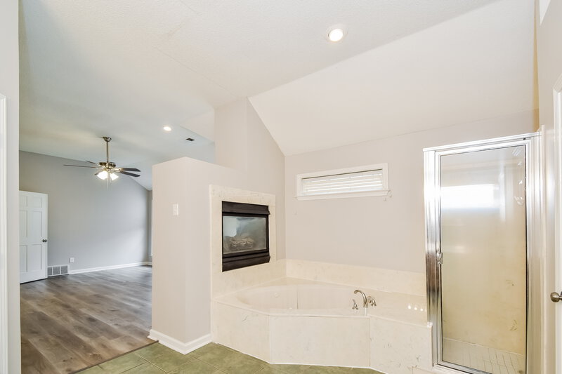 2,310/Mo, 4480 Glenchase Dr Bartlett, TN 38135 Main Bathroom View 2