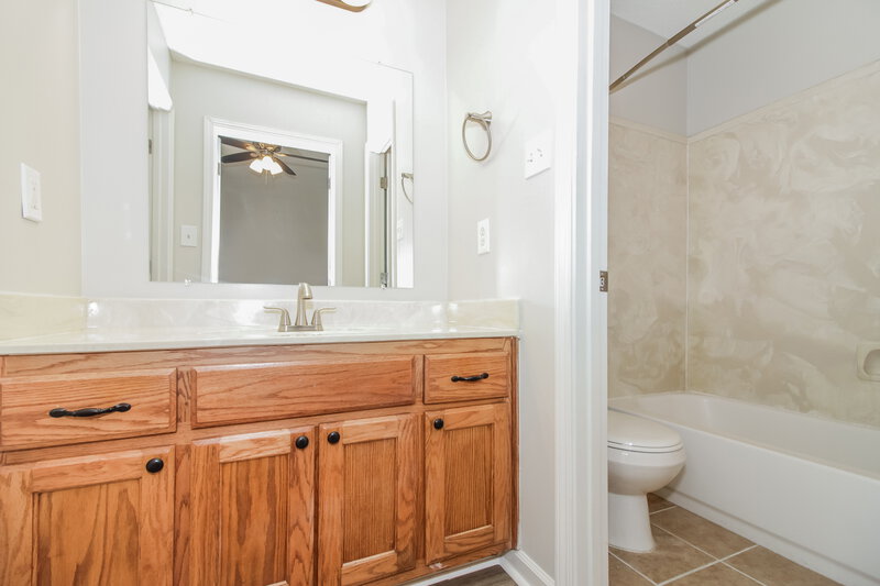 1,545/Mo, 1185 Breezy Valley Dr Cordova, TN 38018 Main Bathroom View