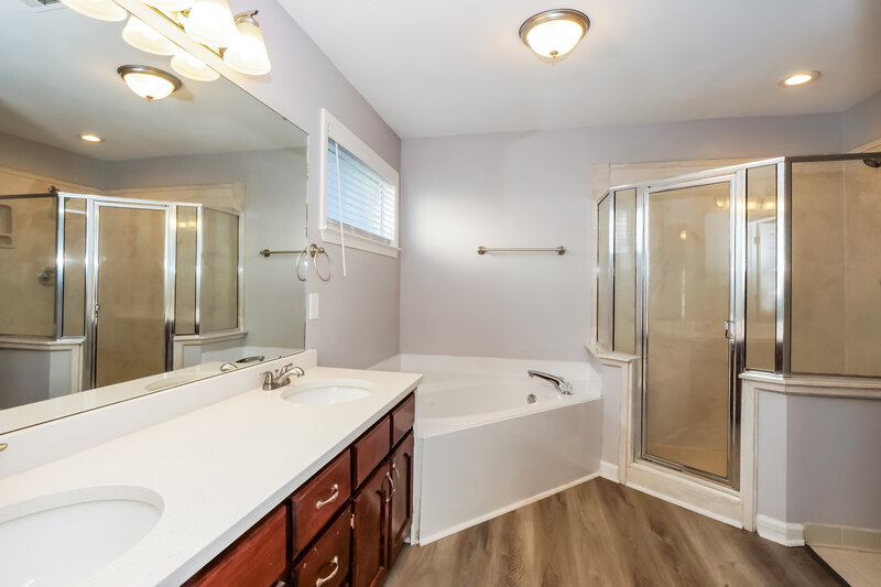 1,925/Mo, 2960 Woodland Ash Cv Lakeland, TN 38002 Main Bathroom View