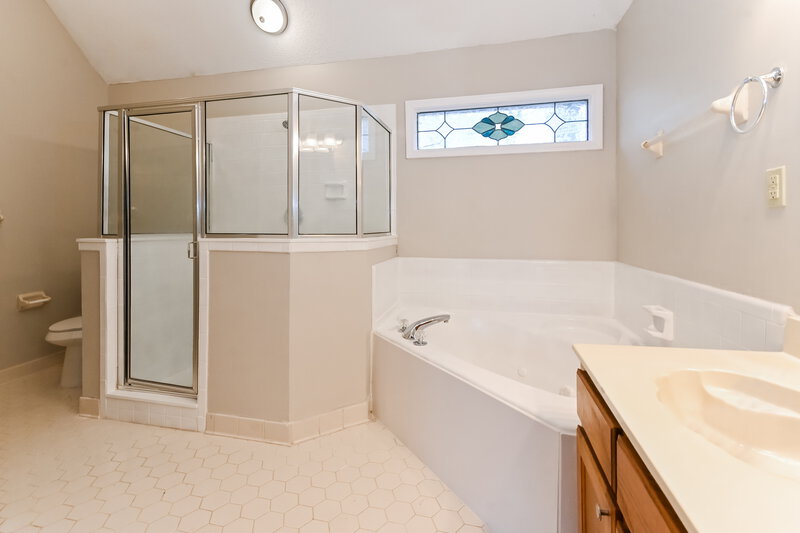 1,880/Mo, 4430 Highgrove Dr Memphis, TN 38125 Main Bathroom View