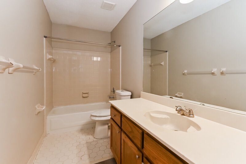 1,880/Mo, 4430 Highgrove Dr Memphis, TN 38125 Bathroom View