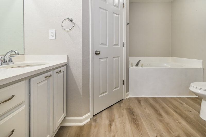 1,870/Mo, 7412 Hunters Horn Dr Olive Branch, MS 38654 Main Bathroom View