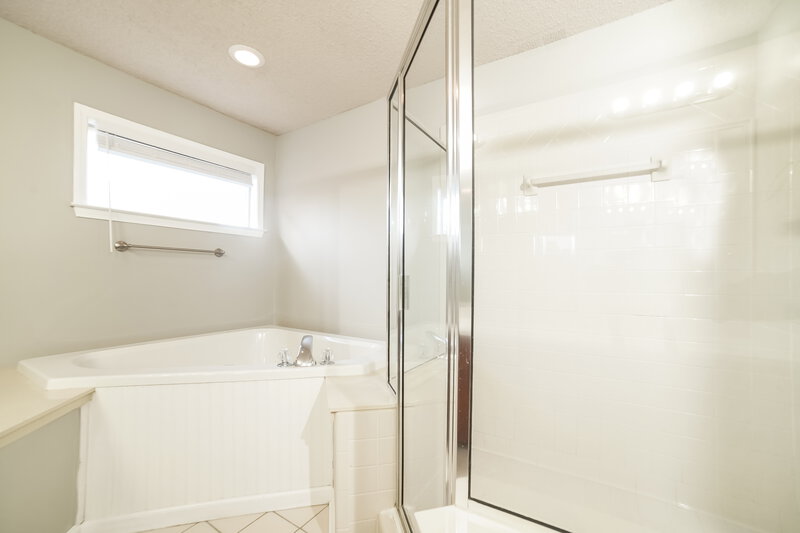 2,110/Mo, 4599 Meadow Cliff Dr Memphis, TN 38125 Main Bathroom View