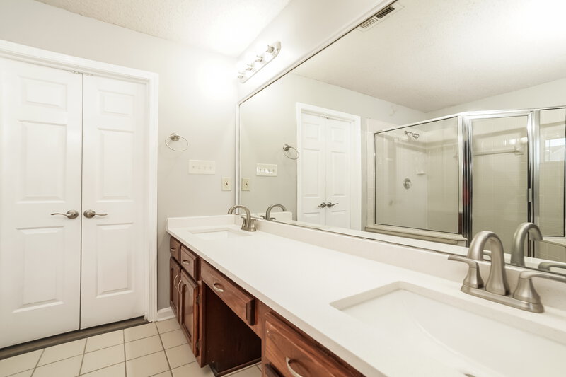 2,110/Mo, 4599 Meadow Cliff Dr Memphis, TN 38125 Main Bathroom View 2