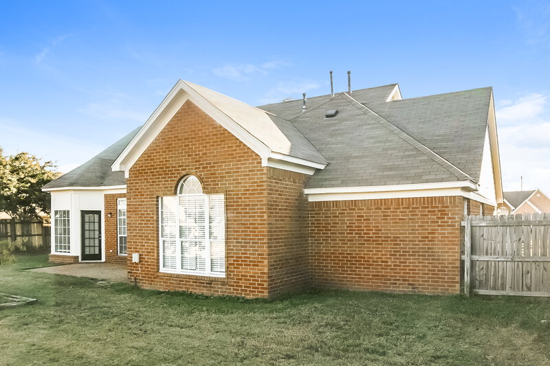 2,110/Mo, 4599 Meadow Cliff Dr Memphis, TN 38125 Rear View