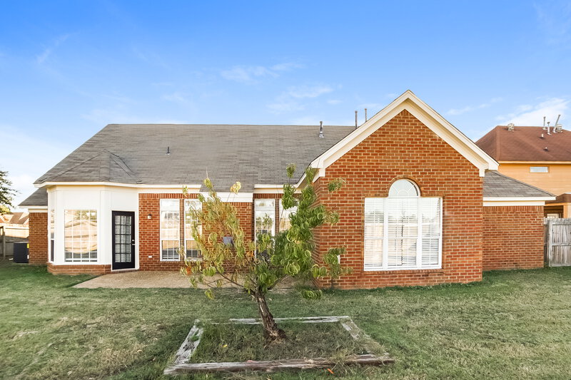 2,110/Mo, 4599 Meadow Cliff Dr Memphis, TN 38125 Rear View 2