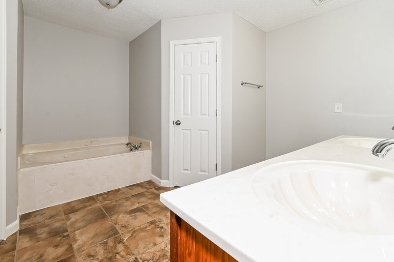 1,765/Mo, 1768 Cherry Creek Dr Southaven, MS 38671 Main Bathroom View