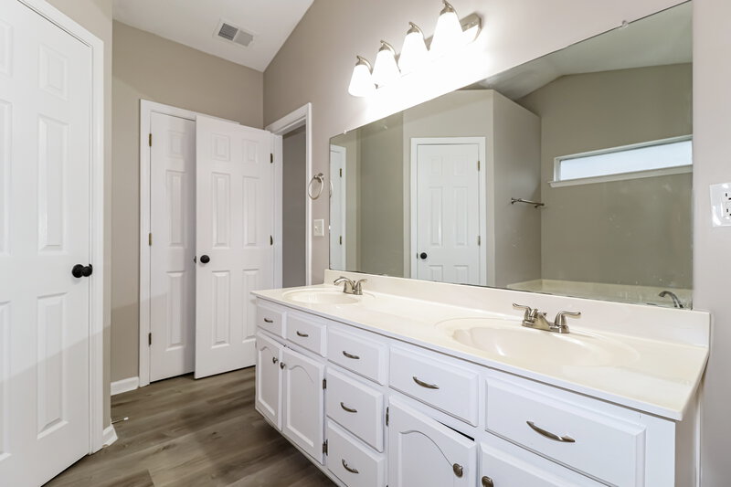1,810/Mo, 13196 Sandbourne S Olive Branch, MS 38654 Main Bathroom View