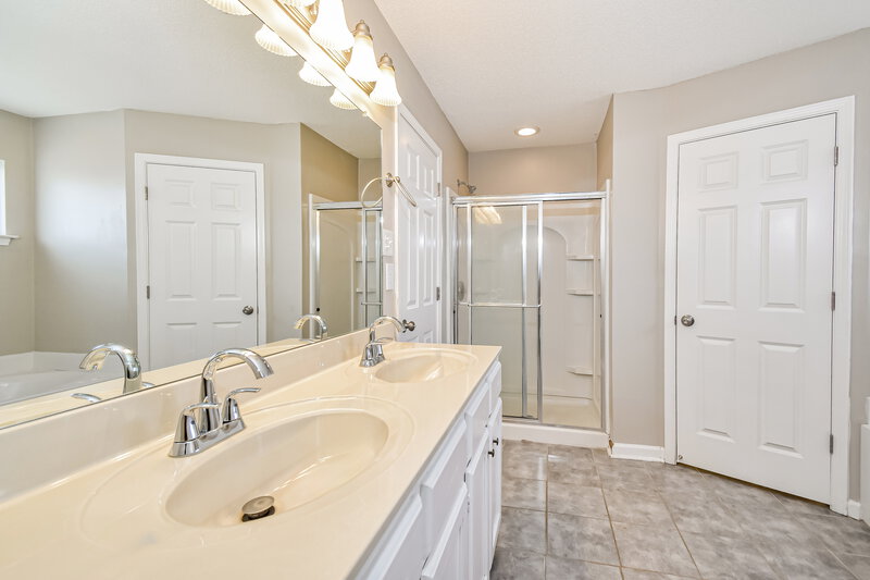 1,845/Mo, 764 Northwood West Cv Hernando, MS 38632 Main Bathroom View