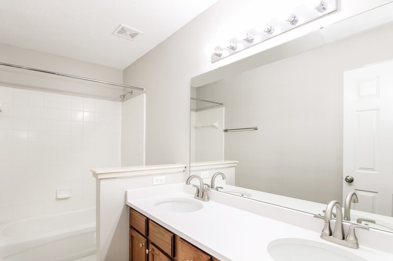 2,095/Mo, 5126 Summer Mist Cv Arlington, TN 38002 Bathroom View