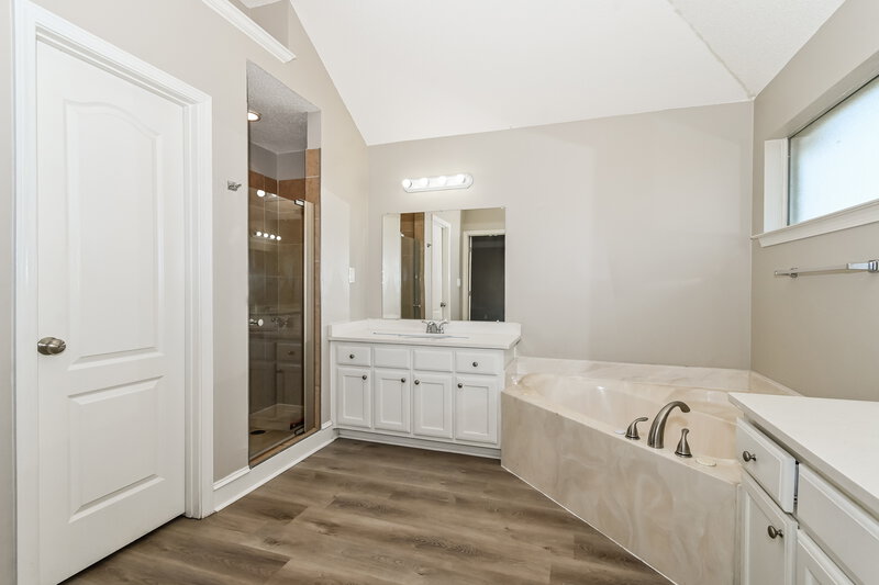 1,710/Mo, 7850 Fallstone Rd Memphis, TN 38125 Main Bathroom View