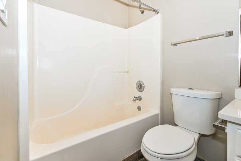 1,710/Mo, 7850 Fallstone Rd Memphis, TN 38125 Bathroom View