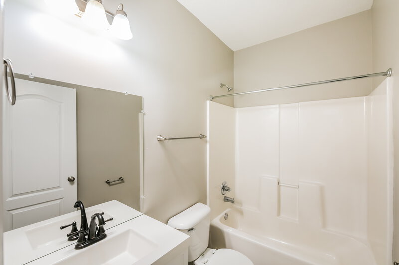 1,565/Mo, 90 Strawberry Field Cv Oakland, TN 38060 Bathroom View