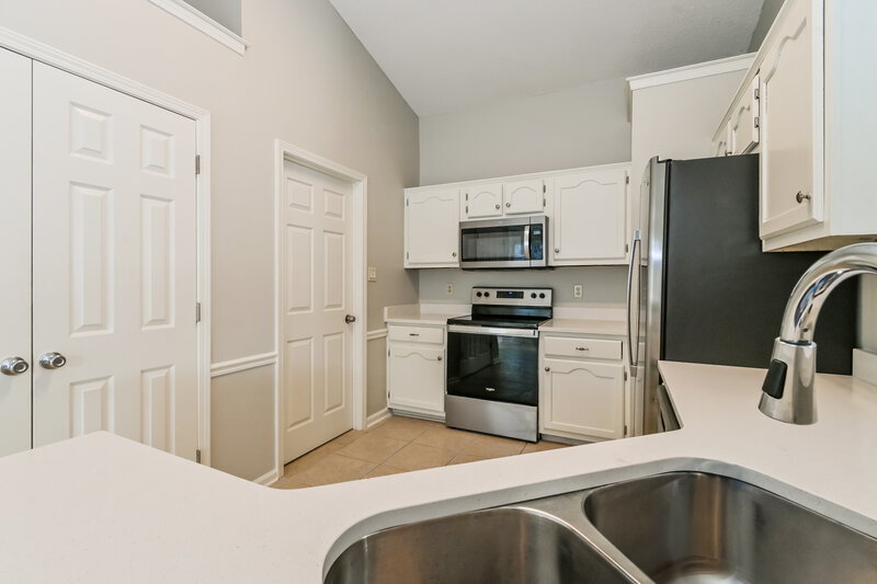 1,690/Mo, 7347 Fox Trace Cv Southaven, MS 38671 Kitchen View 2