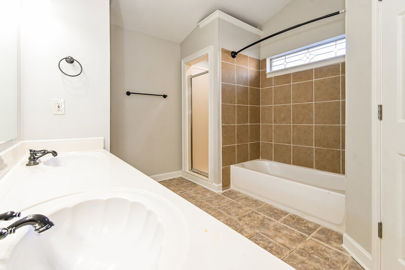 1,690/Mo, 7347 Fox Trace Cv Southaven, MS 38671 Main Bathroom View