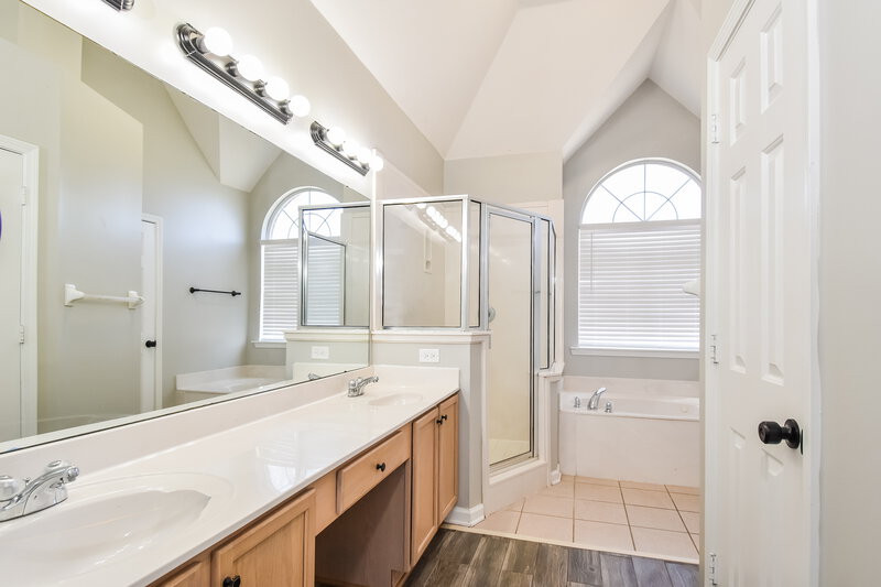2,245/Mo, 7396 Hunters Forest Dr Olive Branch, MS 38654 Main Bathroom View