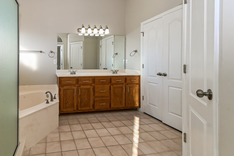 1,975/Mo, 6319 Sandbourne W Olive Branch, MS 38654 Main Bathroom View