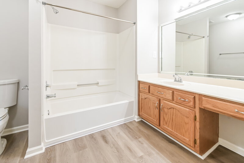 1,715/Mo, 5856 Kayla Dr Southaven, MS 38671 Main Bathroom View