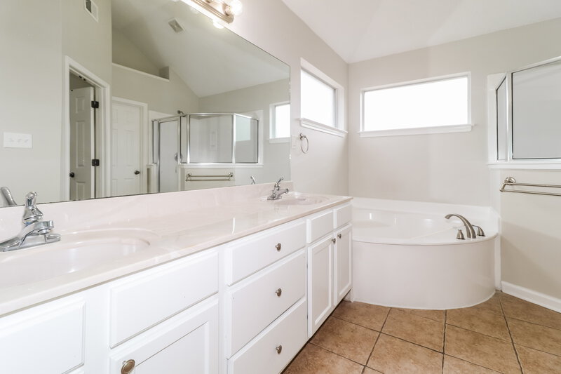 2,075/Mo, 1305 Jackson Pond Cir Cordova, TN 38018 Main Bathroom View