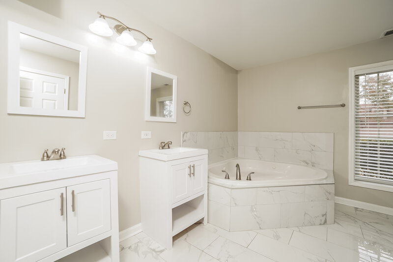3,510/Mo, 4394 Winding Hollow Way Memphis, TN 38125 Main Bathroom View