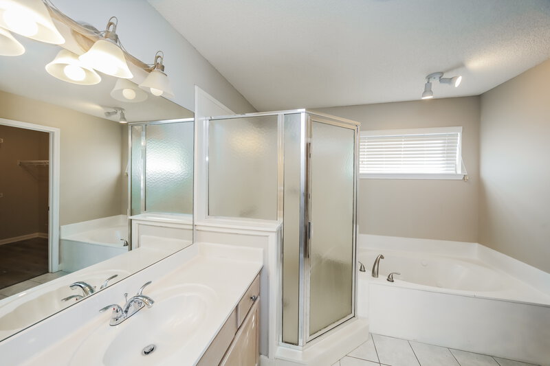1,910/Mo, 1436 Siskin Dr Cordova, TN 38016 Main Bathroom View
