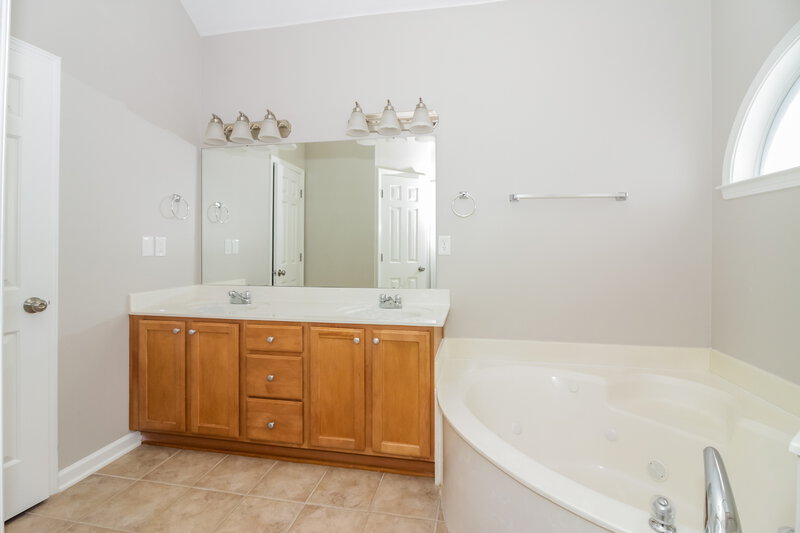 1,935/Mo, 2647 Wood Sage Dr Cordova, TN 38016 Main Bathroom View