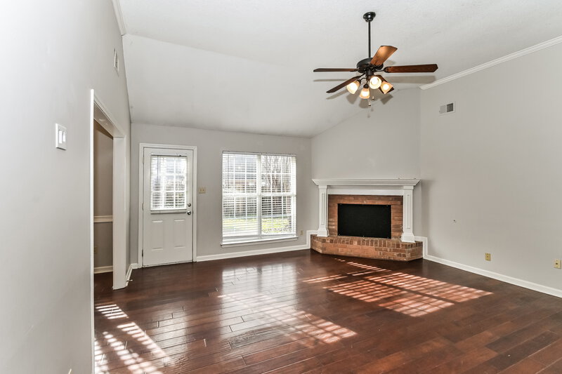 1,970/Mo, 1755 Steeplechase Cv Southaven, MS 38671 Living Room View 2
