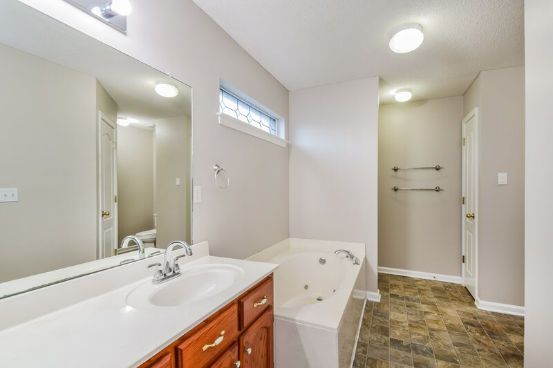 1,975/Mo, 2829 Russum Dr Southaven, MS 38672 Main Bathroom View
