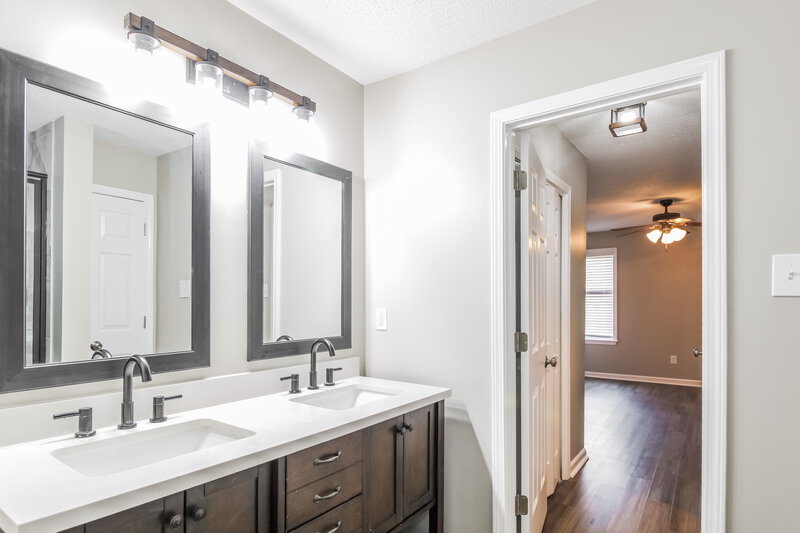 1,725/Mo, 331 Bloomington Dr Brighton, TN 38011 Main Bathroom View