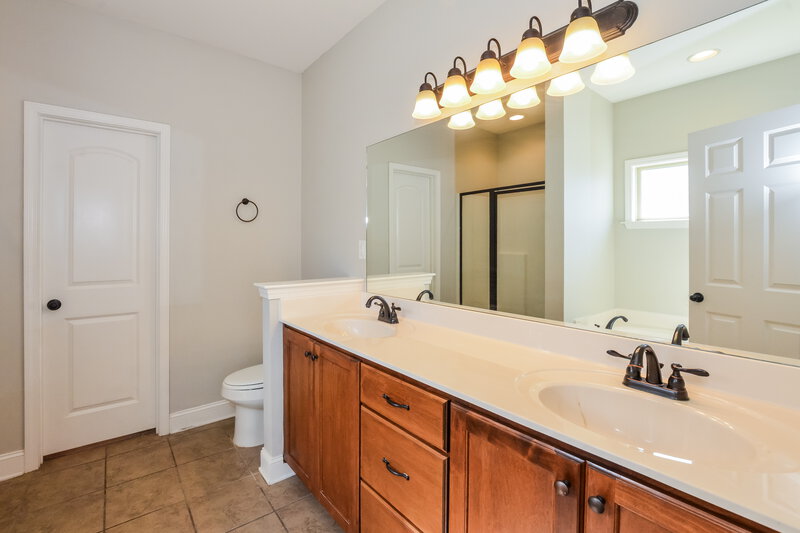 2,400/Mo, 2647 Champion Hills Dr Southaven, MS 38672 Main Bathroom View
