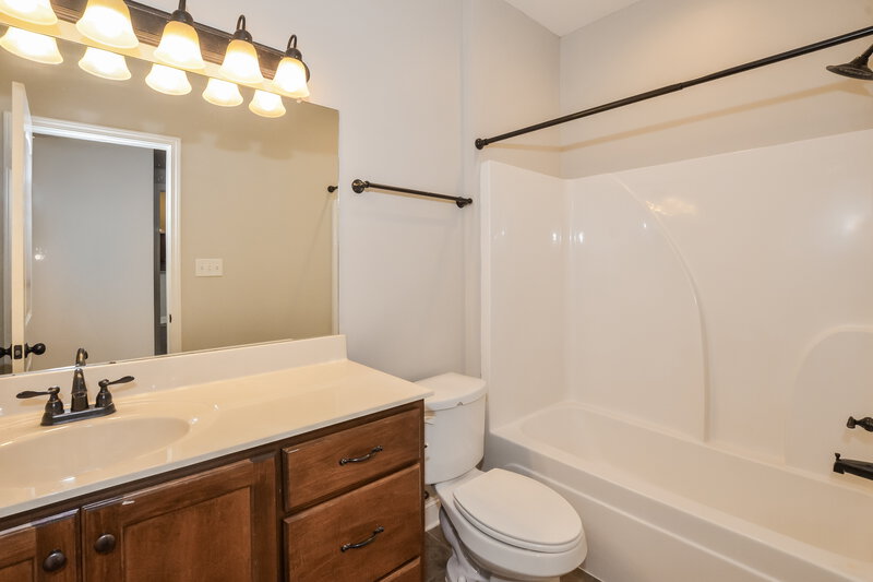 2,400/Mo, 2647 Champion Hills Dr Southaven, MS 38672 Bathroom View