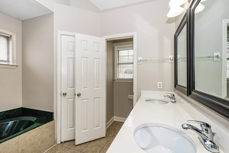 1,960/Mo, 1171 Stable Run Dr Cordova, TN 38018 Main Bathroom View