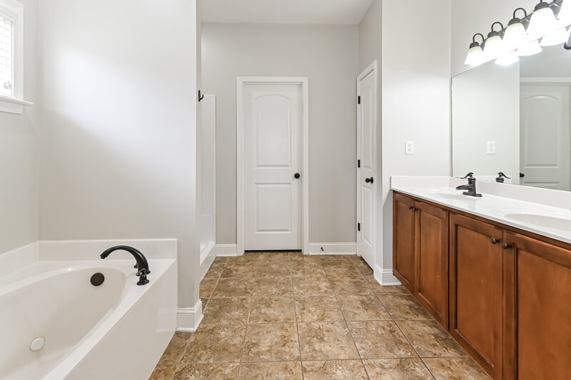 2,230/Mo, 2669 Champion Hills Dr Southaven, MS 38672 Main Bathroom View