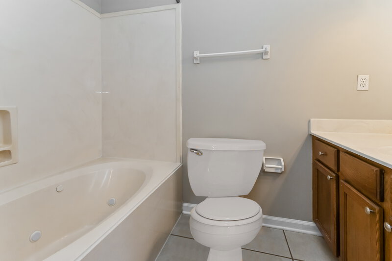 1,575/Mo, 150 Susanne Dr Oakland, TN 38060 Main Bathroom View
