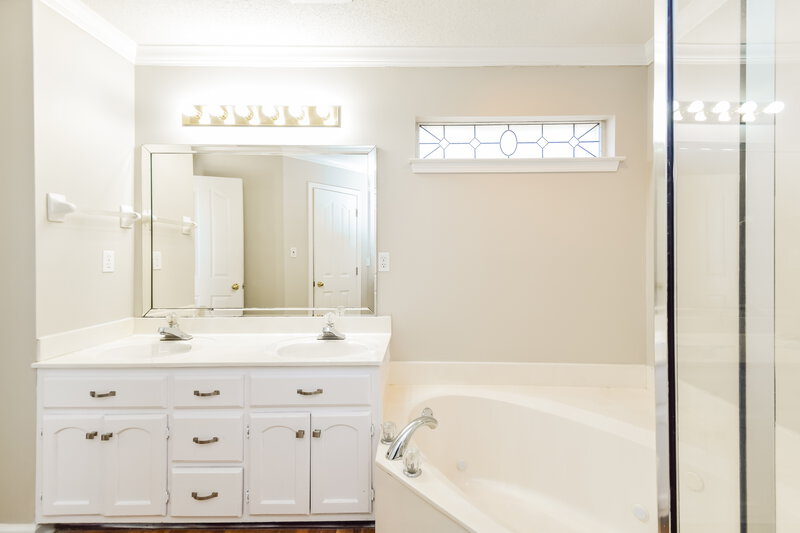 2,200/Mo, 5680 Carter Dr Southaven, MS 38672 Main Bathroom View 2
