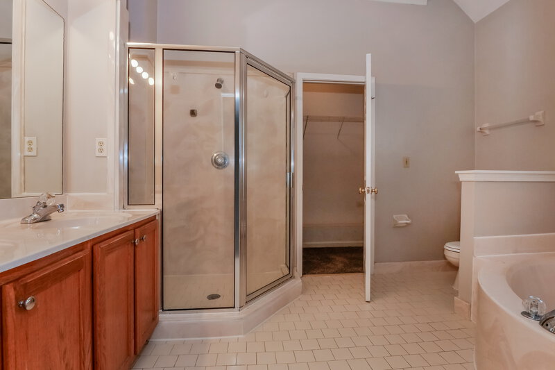 1,740/Mo, 596 N Ericson Rd Cordova, TN 38018 Main Bathroom View