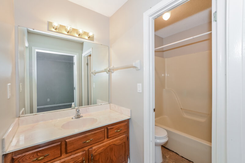1,470/Mo, 7499 Spinola Cv Memphis, TN 38133 Main Bathroom View
