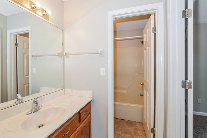 1,470/Mo, 7499 Spinola Cv Memphis, TN 38133 Main Bathroom View 2