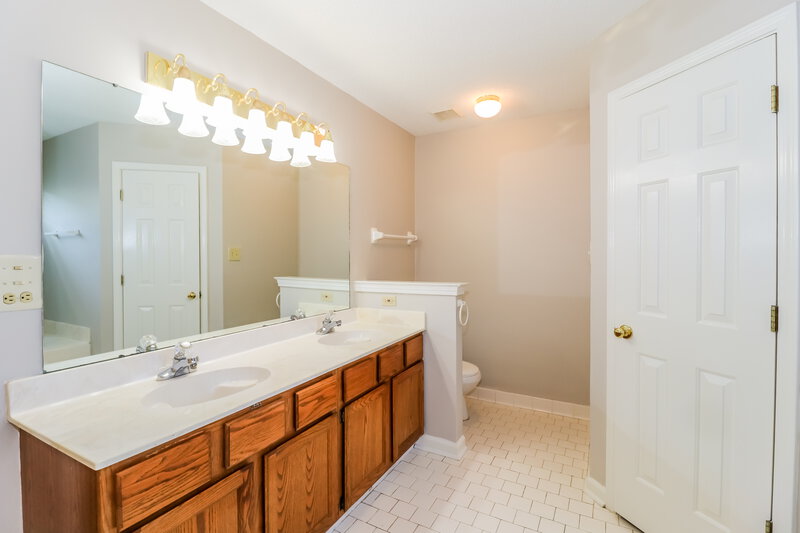 2,245/Mo, 7625 Dexter Park Dr Cordova, TN 38016 Main Bathroom View