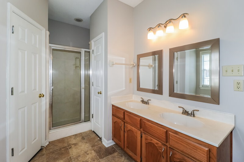 2,270/Mo, 8692 Overcup Oaks Dr Cordova, TN 38018 Main Bathroom View