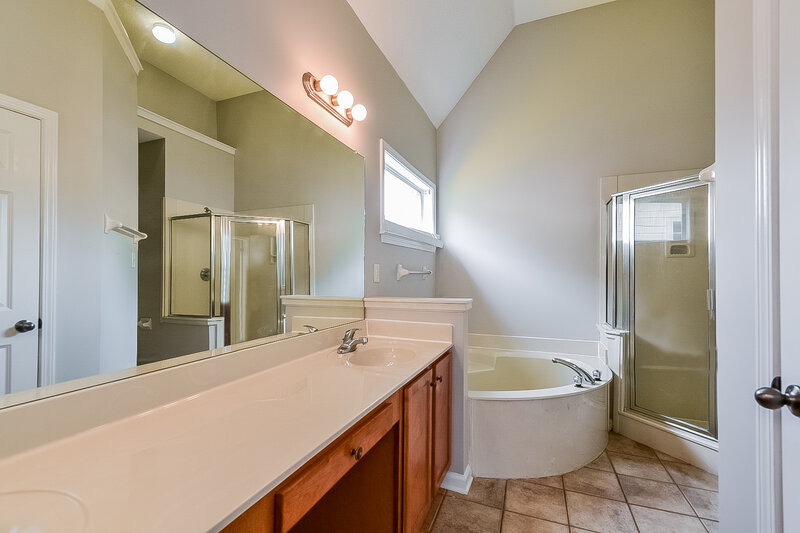 1,870/Mo, 9157 Acadia Pl Cordova, TN 38018 Main Bathroom View