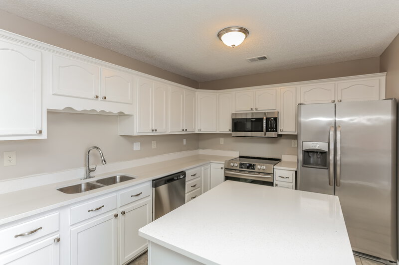 2,015/Mo, 2497 Heather Rdg Southaven, MS 38672 Kitchen View 2