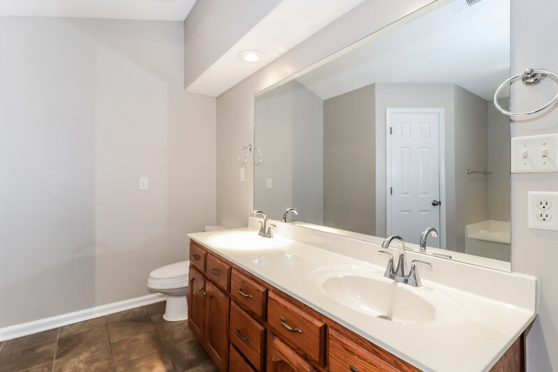 1,660/Mo, 7892 Jane Ayre Dr Southaven, MS 38671 Main Bathroom View