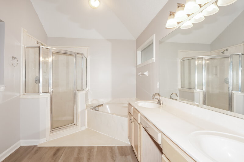 2,000/Mo, 4730 Buckhead Cir Bartlett, TN 38002 Main Bathroom View