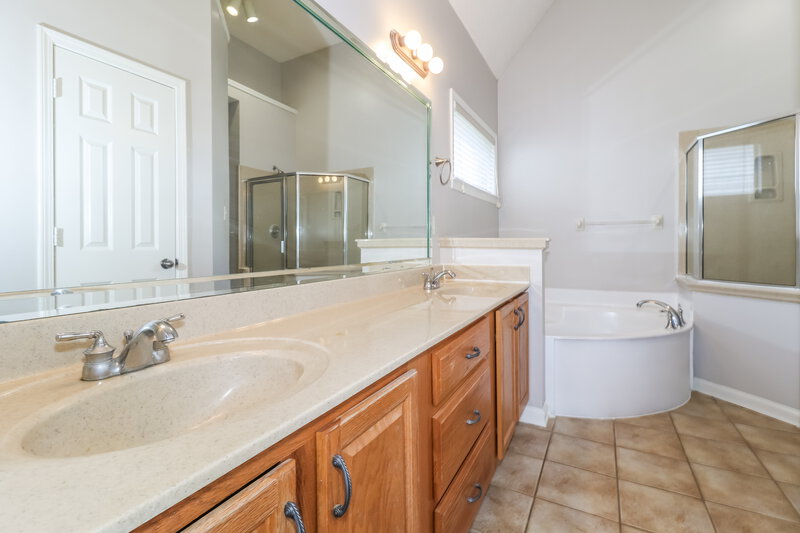 1,815/Mo, 1112 Averett Ln Cordova, TN 38018 Main Bathroom View