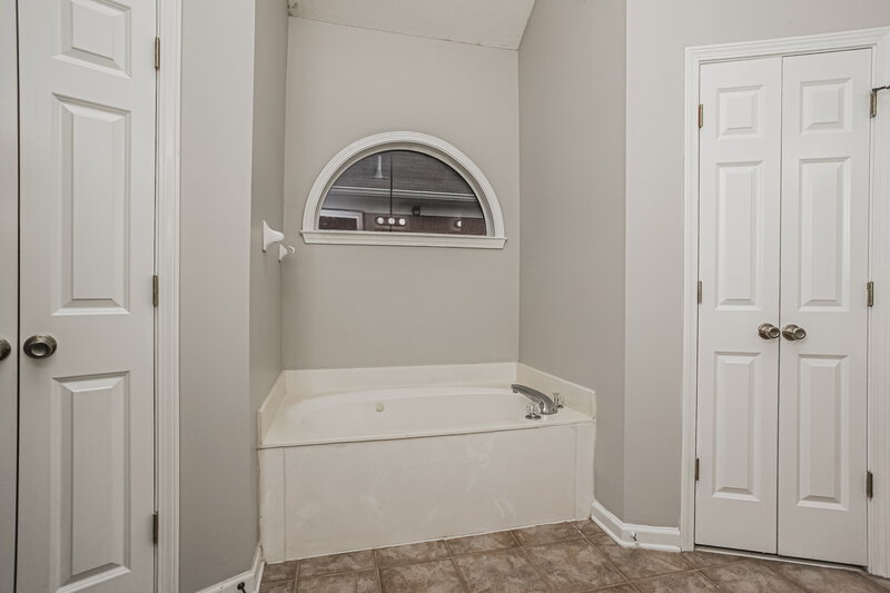1,925/Mo, 10183 Tall Hickory Dr Cordova, TN 38016 Main Bathroom View
