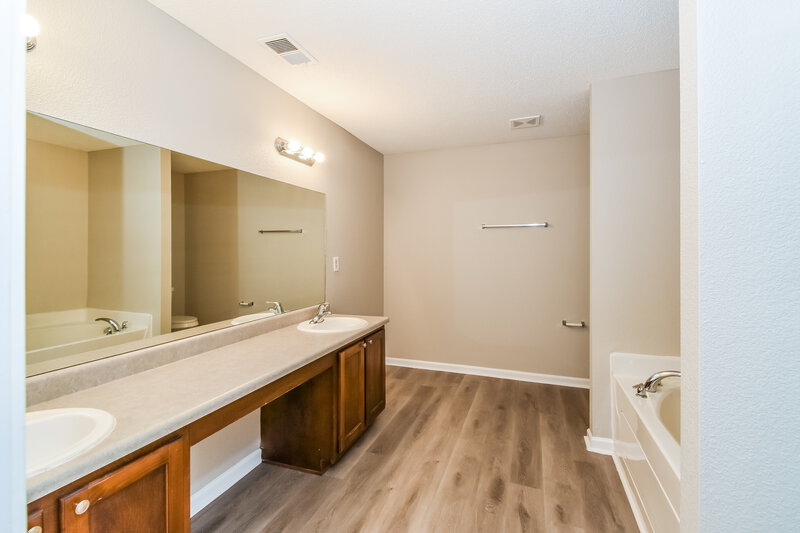 1,850/Mo, 9991 Branley Oak Dr Cordova, TN 38016 Main Bathroom View