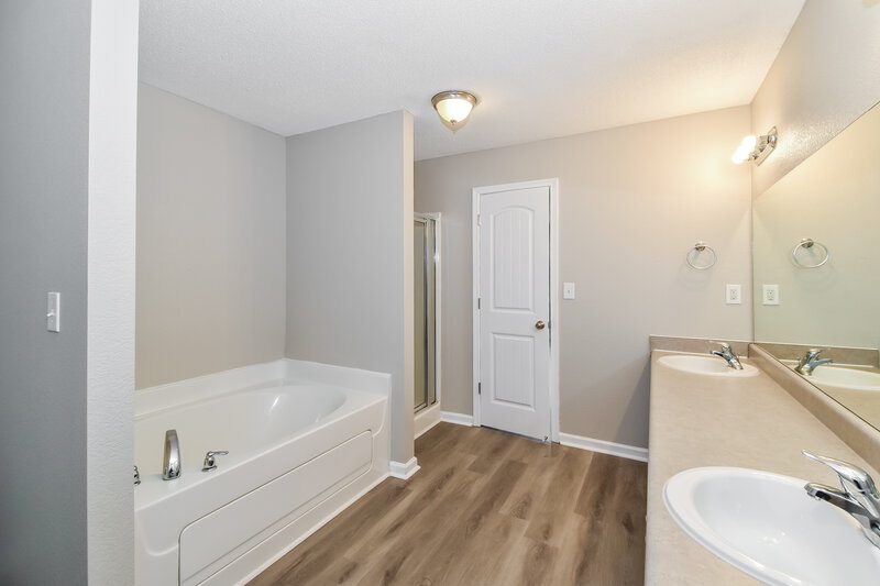 1,850/Mo, 9991 Branley Oak Dr Cordova, TN 38016 Main Bathroom View 2