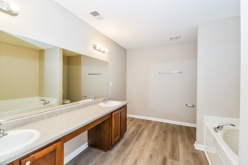 1,850/Mo, 9991 Branley Oak Dr Cordova, TN 38016 Bathroom View 2