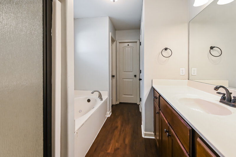 2,145/Mo, 8303 Windsor Ln Southaven, MS 38672 Main Bathroom View